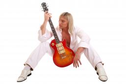 A4.- Bielorrusia: Petr Elfimov -- Eyes that never lie